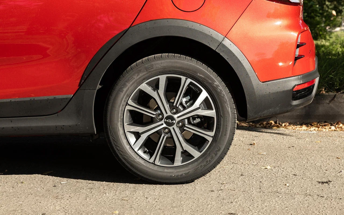 Autonews📷С завода Solaris KRX обут в шины корейской марки Nexen, произведенные в Китае. Типоразмеров два — с посадочным диаметром 15 или 16 дюймов, в зависимости от комплектации
