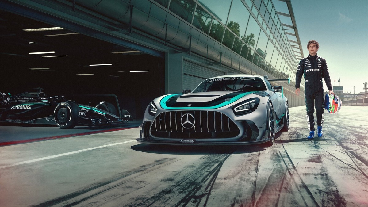    Новинка выполнена в стилистике болида Формулы-1 команды Mercedes-AMG Petronas