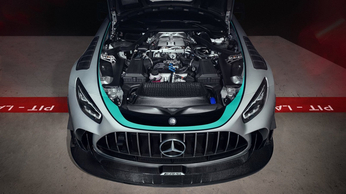    Под капотом установлен модернизированный V8 с двойным турбонаддувом и плоским коленчатым валом, развивающий 719 л.с.