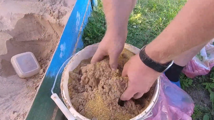 Засеваю осенние сидераты по норме 200 г на сотку. Весной грядки рыхлые без перекопки и навоза