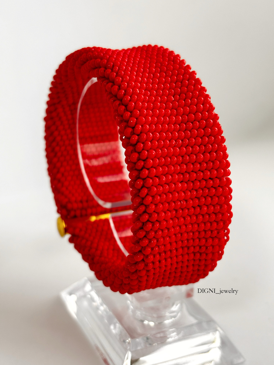 Плотное плетение из качественного чешского бисера создаёт потрясающую текстуру, а удобная застёжка гарантирует комфортное ношение.