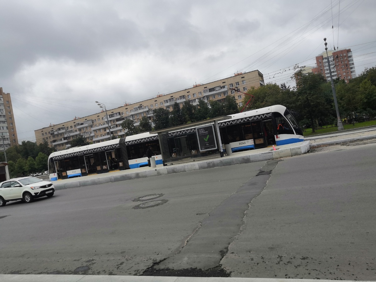 Необычный ракурс московского трамвая. Фото ЕЛЕНЫ ОЗЕРОВОЙ, публикуется с разрешения автора