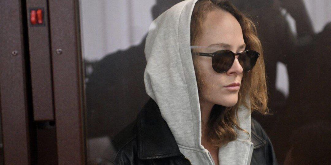 Аглая Тарасова уверяла, что везла наркотики для своих бабушки и дедушки. Суд актрису отпустил