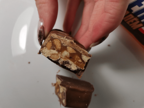 И тогда маркетологи компании Марс (напоминаю, что бренд "Сникерс" относится к компании "Марс") проанализировали ещё раз рынок и выяснили, что на самом деле им надо составлять конкуренцию не "Коммунарке", а супу.