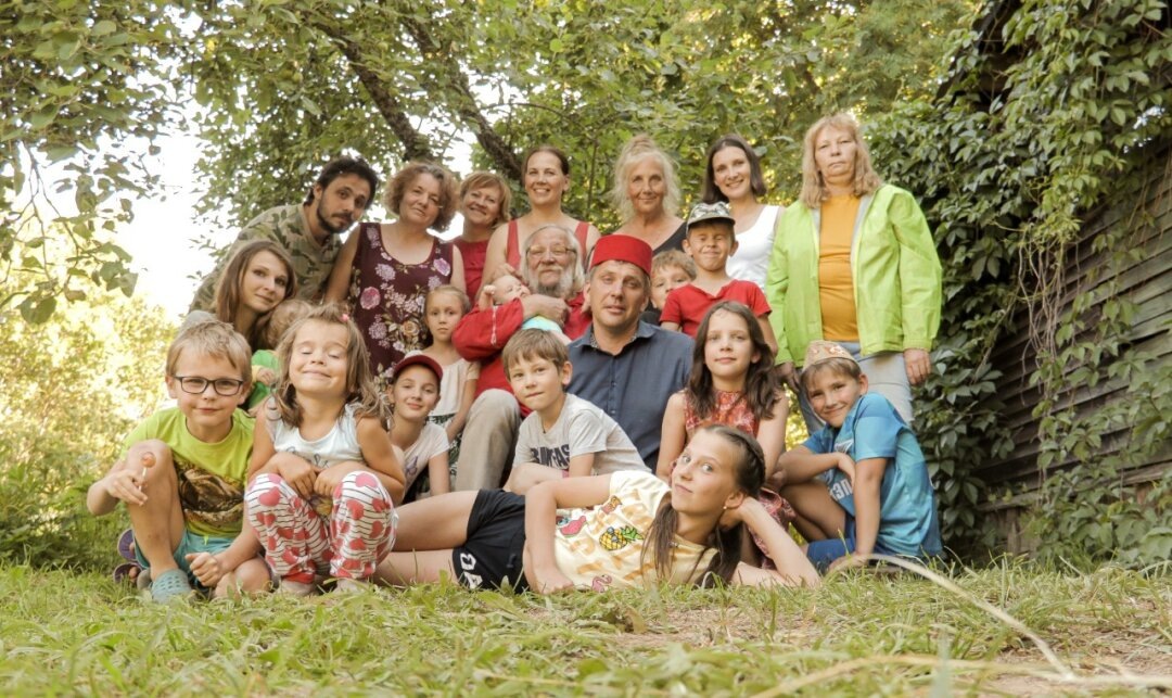    Юрий, Михаил и Никита Мокиенко в окружении близких Фото: Фото: семейный архив Мокиенко, предоставлено героем