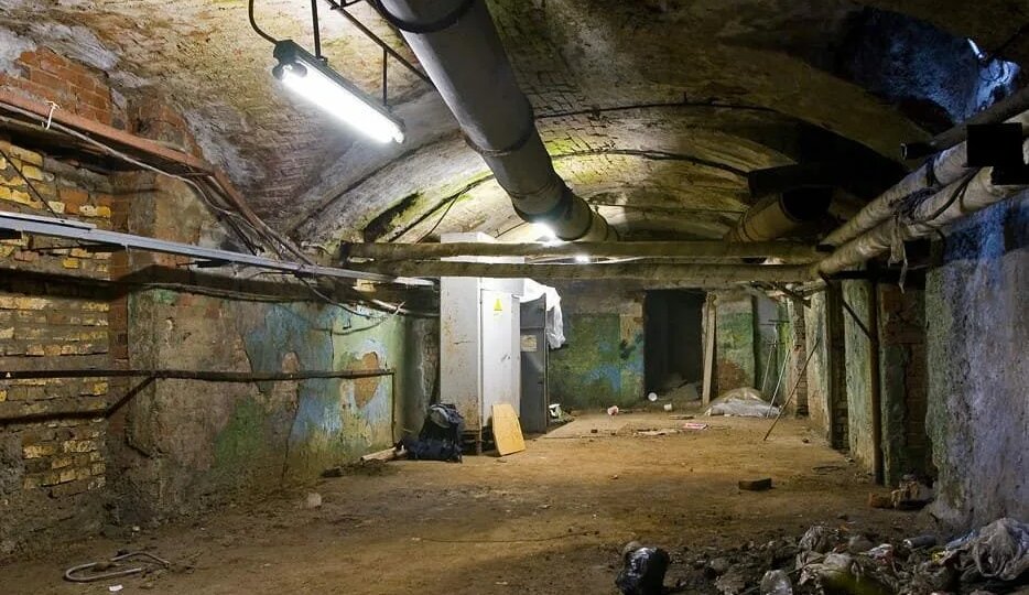 В подвале московской пятиэтажки исчезли люди. А на месте дома теперь пустырь. Почему туда никто не возвращается?