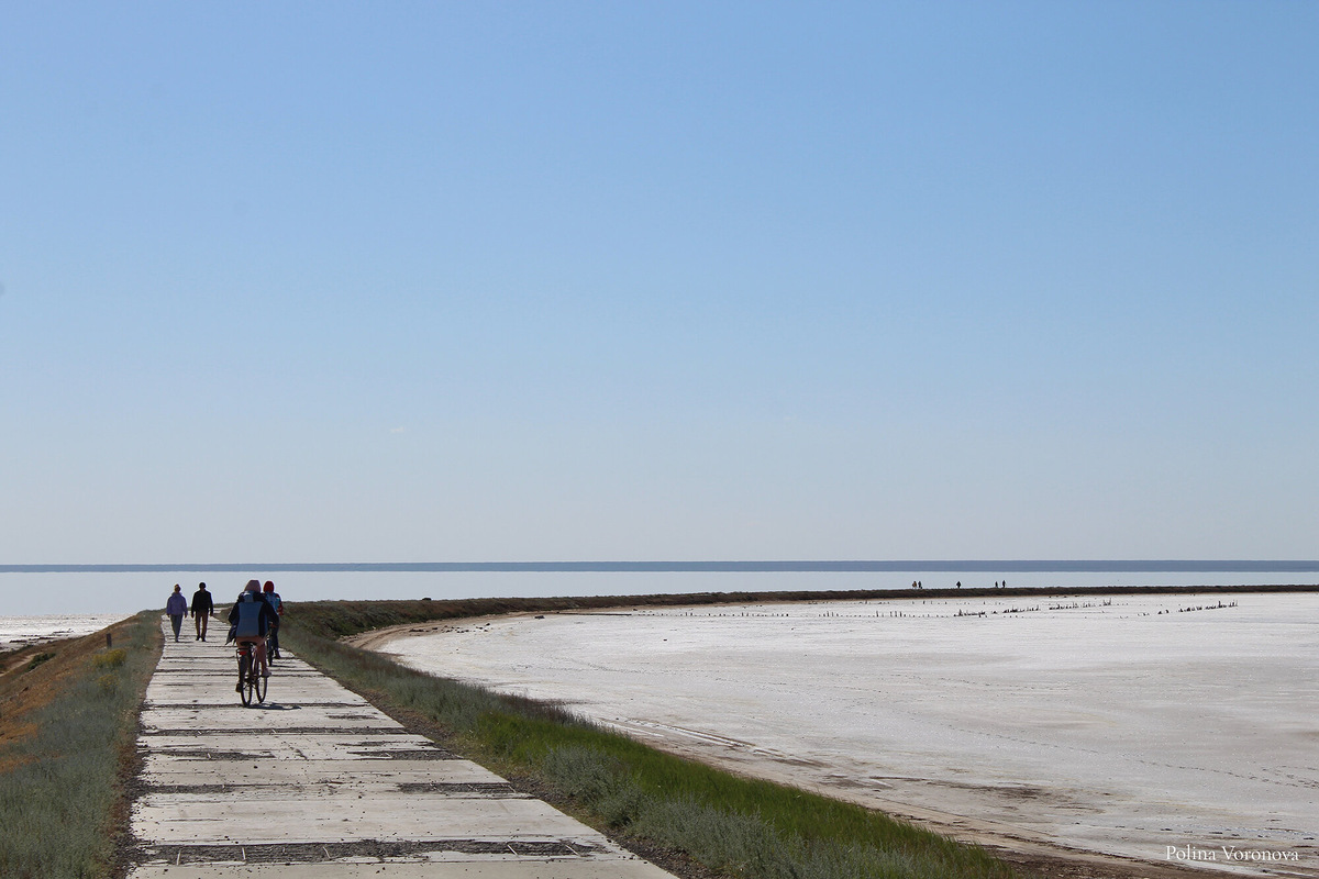 Так выглядит подъезд к озеру: перед плитами стоит шлагбаум, сюда только пешком или на велосипеде