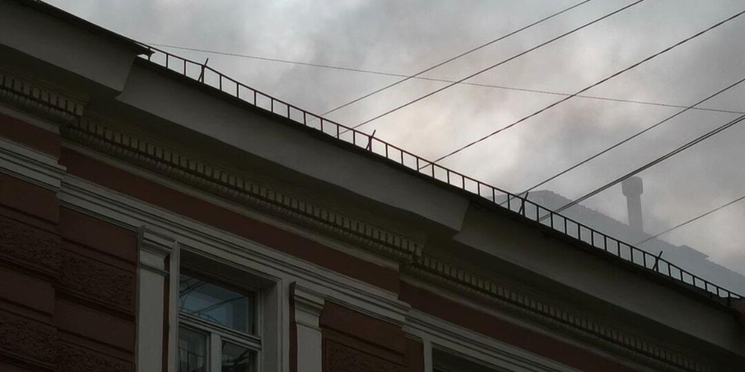 Восемь человек эвакуировали из дома на Большой Пушкарской из-за сильного пожара