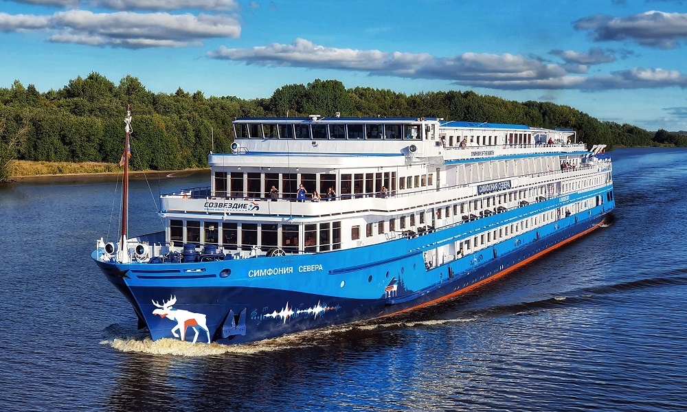 "Симфония Севера" - один из теплоходов "Созвездия". Белый корпус и синие борта делают его узнаваемым и отражают фирменный стиль компании.