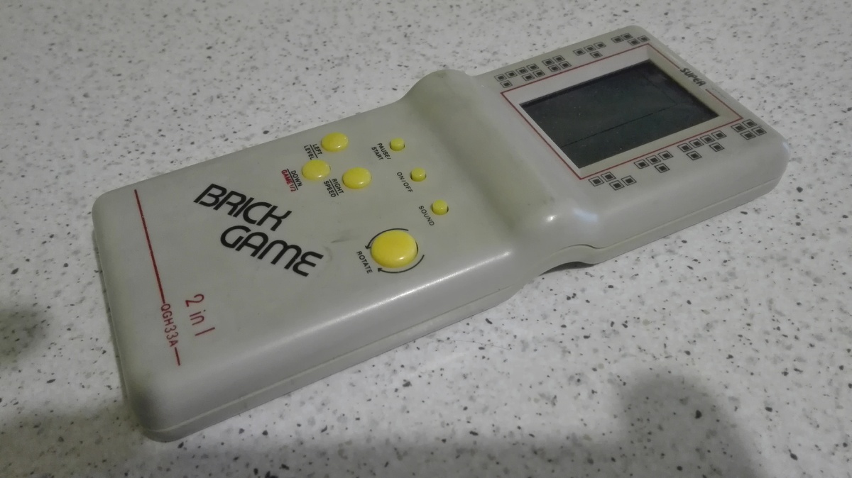 Консоли Brick Game были разных форм и размеров, но наиболее распространенной можно считать именно такую модель. Изображение:  commons.wikimedia.org, автор Arosio Stefano, лицензия CC-BY-SA-4.0