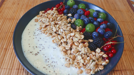 смузи боул с ягодами и мюсли в миске