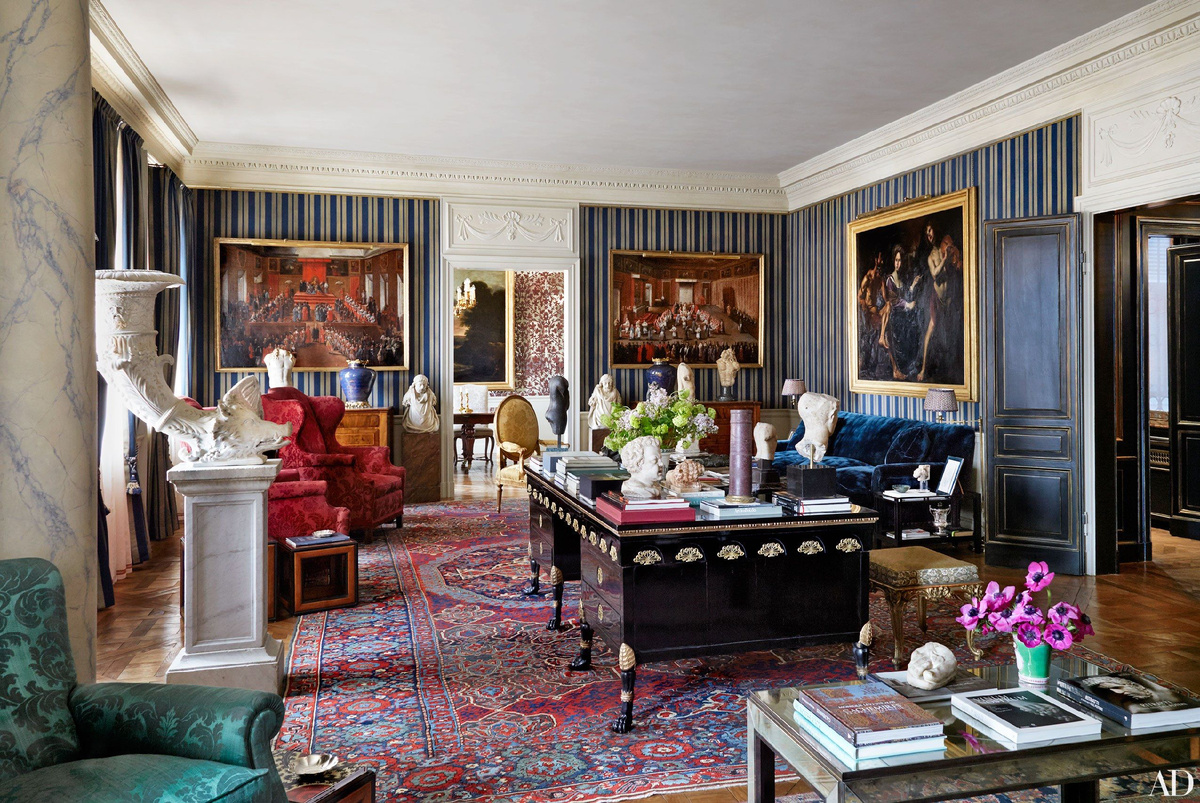 Шикарный миланский интерьер от Studio Peregalli с крупным восточным ковром, охватывающим большую часть пола, на фоне изысканной мебельной композиции и декоративной стеновой отделки .