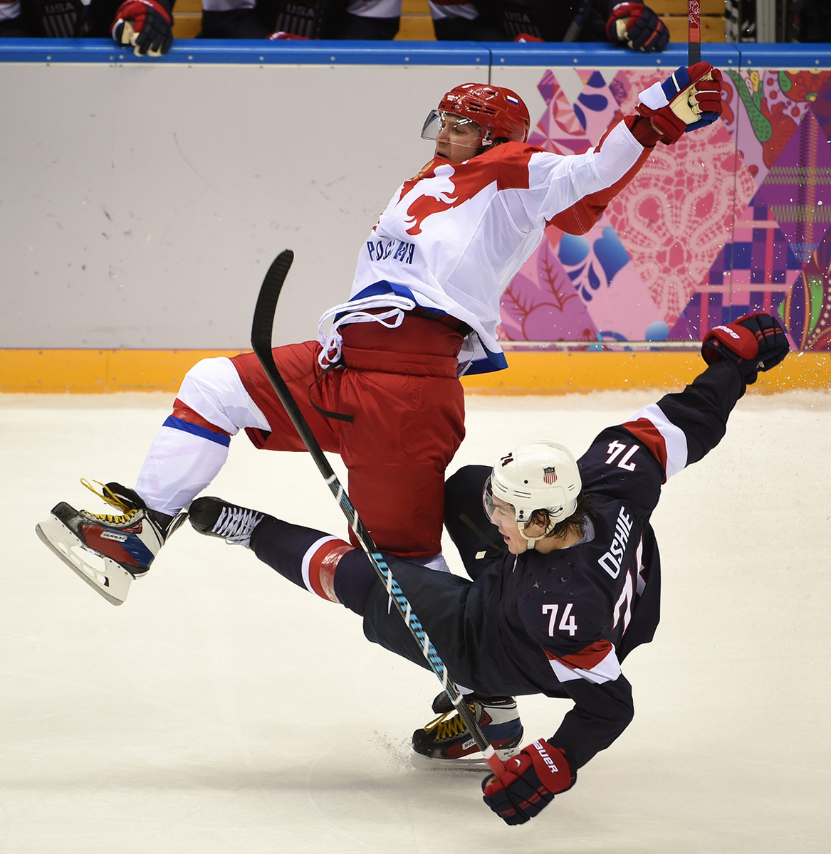    Александр Овечкин и Ти Джей Оши во время матча Россия — США (2:3 Б) на Олимпиаде-20214 в Сочи.Александр Федоров