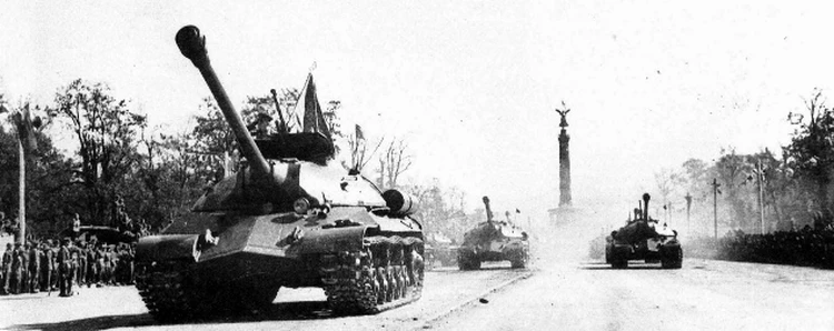 Тяжелые советские танки ИС-3 на Параде Победы 7 сентября 1945 года в Берлине