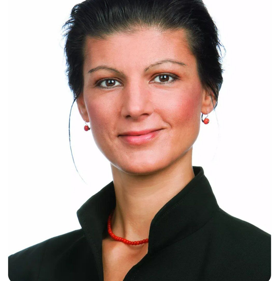 На фото Сара Вагенкнехт (род. 16 июля 1969 г.) — немецкий политический деятель, кандидат на пост канцлера Германии на выборах 2025 года.