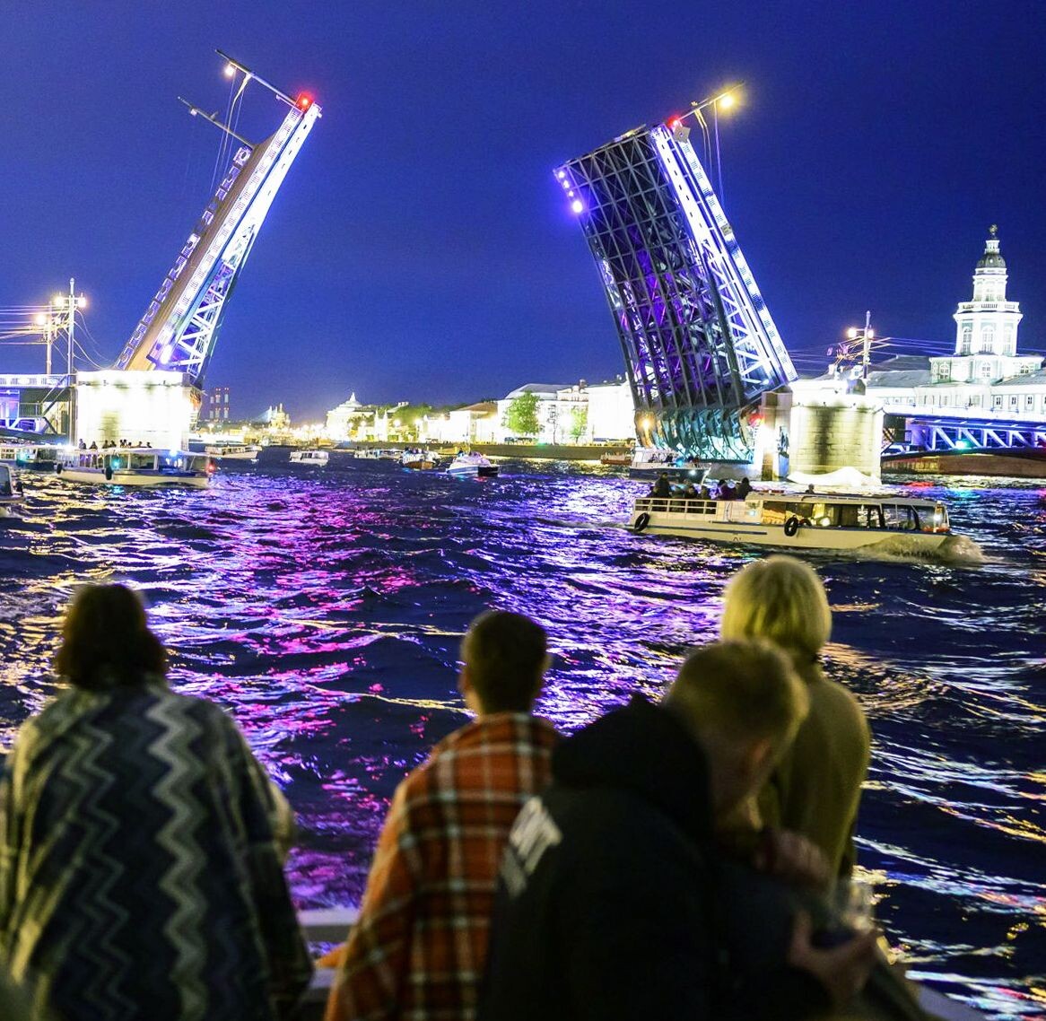 Ночная теплоходная экскурсия на развод мостов в Санкт-Петербурге осенью.