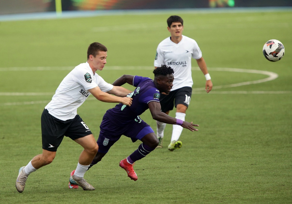 Молодой форвард «Уфы» Чемези (в фиолетовой форме) не раз своими рывками добавлял хлопот обороне соперника.Фото:пресс-службы ФК