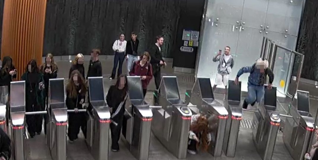 Перепрыгивание через турникеты в метро Петербурга обернулось штрафами для 30 подростков