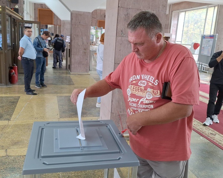     Куряне могут проголосовать на выборах губернатора в 15-ти регионах страны