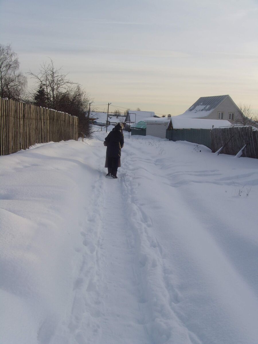 Обнимаю бабуленьку во время одной из зимних прогулок, 2013 г.