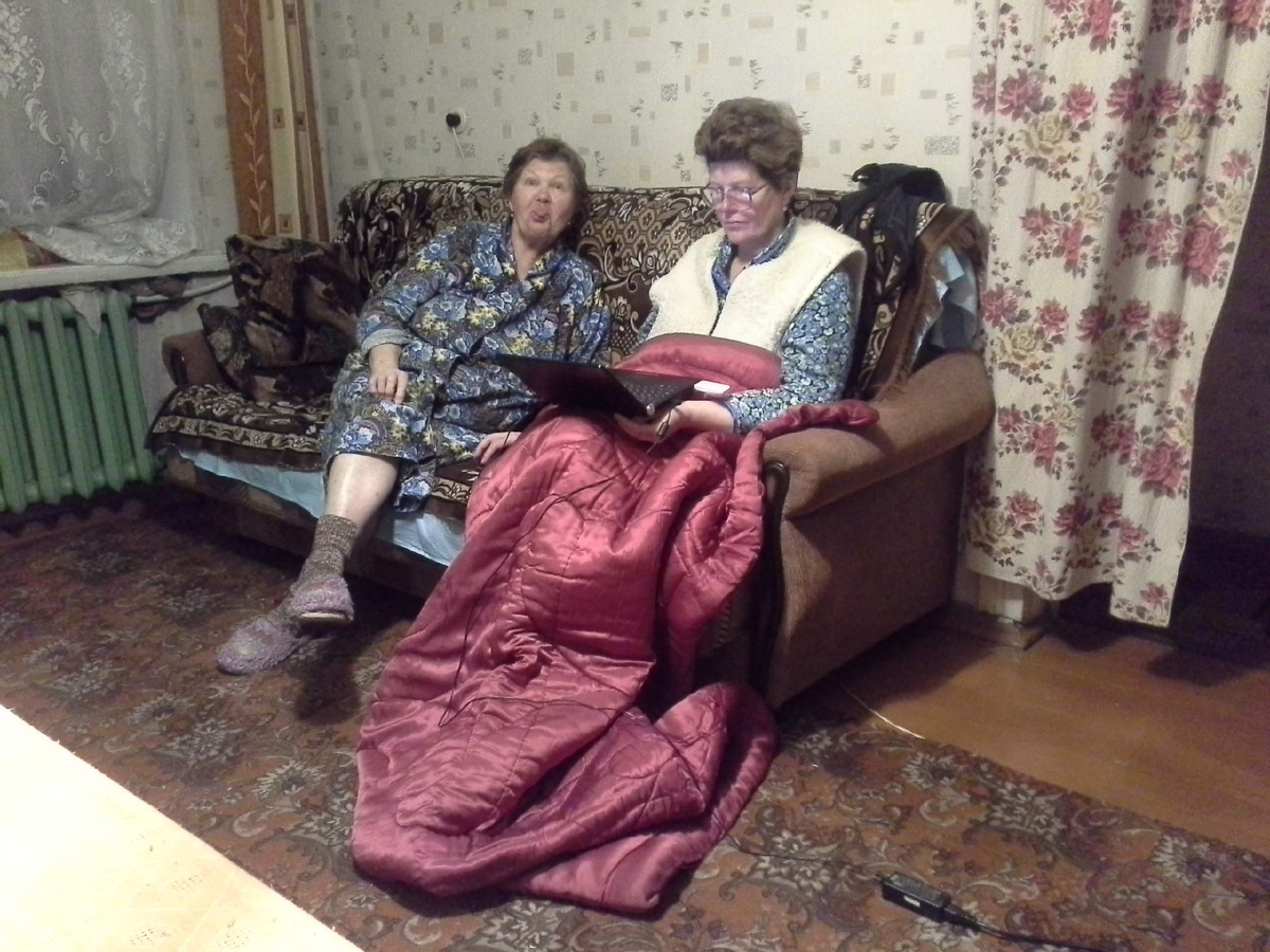 Именно такой бабушка была большую часть времени. Живая, весёлая, готовая посмеяться над любой шуткой, любящая показывать язык в дело и нет, чего мама крайне не любила)