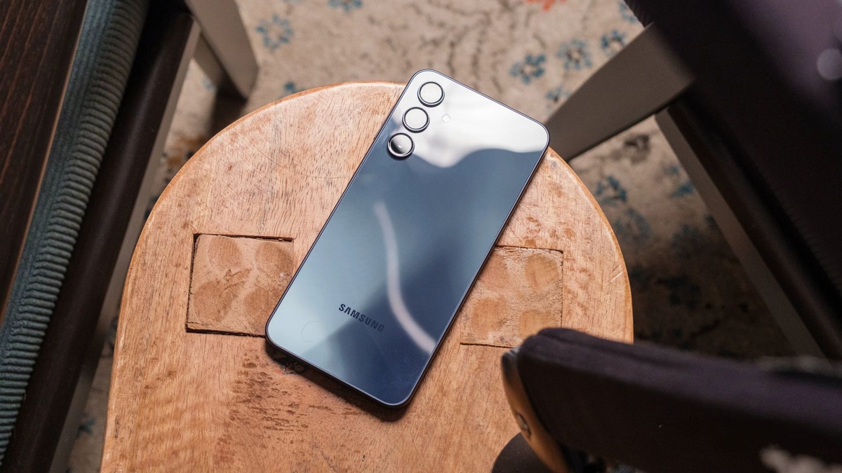    Дешёвый не значит уродливый. Современные ультрабюджетники не стыдно положить на стол. Фото: androidauthority.com