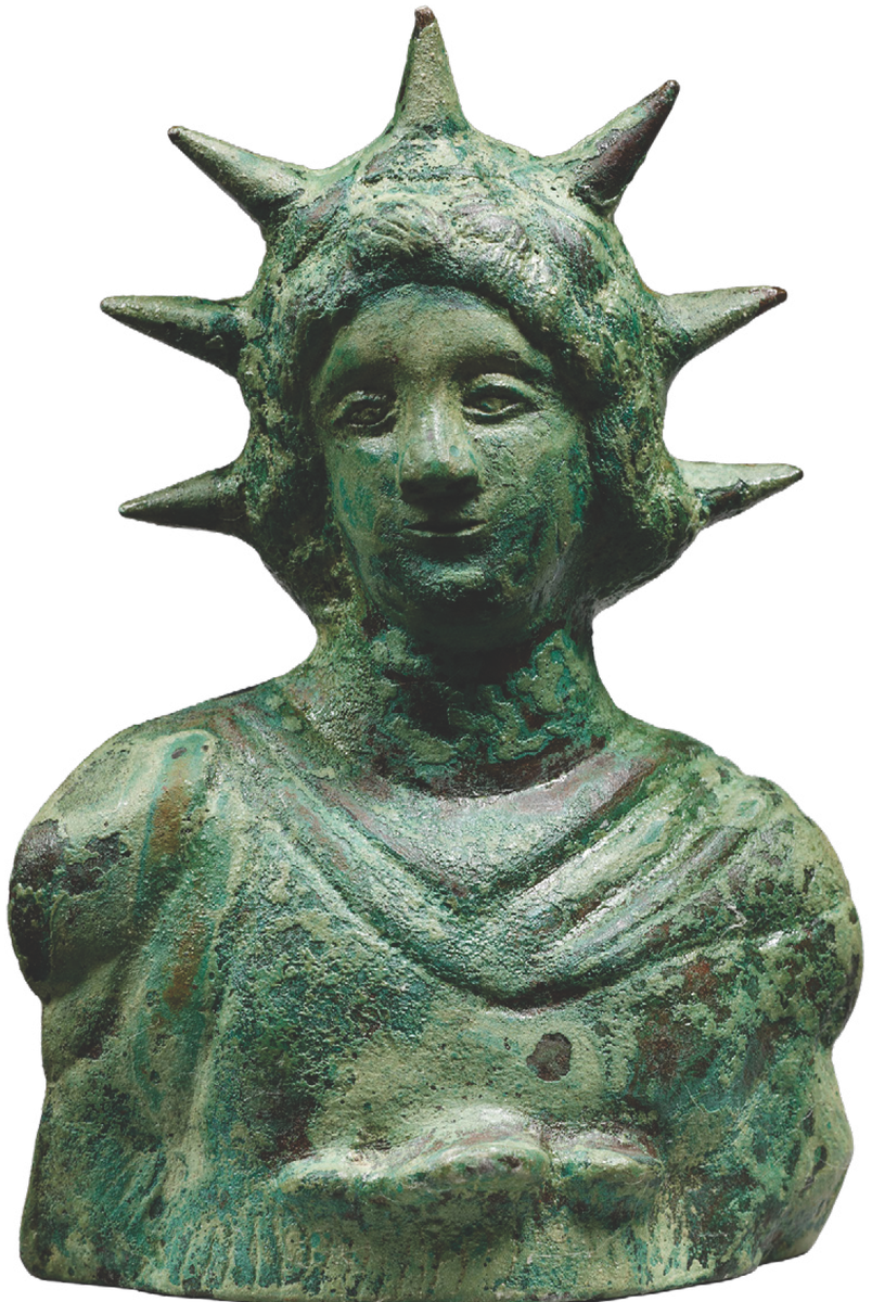 Бюст Гелиоса
Гелиос, бог солнца, обычно изображался с сиянием или венцом из солнечных лучей. Этот бронзовый бюст римского периода, найденный недалеко от Триполи, соответствует этому образу. Он, вероятно, является копией бюста Александра Македонского, поскольку оба персонажа имеют длинные волосы и одеты в хламиду.
Бюст Раеда Гелиоса, I век н. э. Париж, Музей Лувре. 