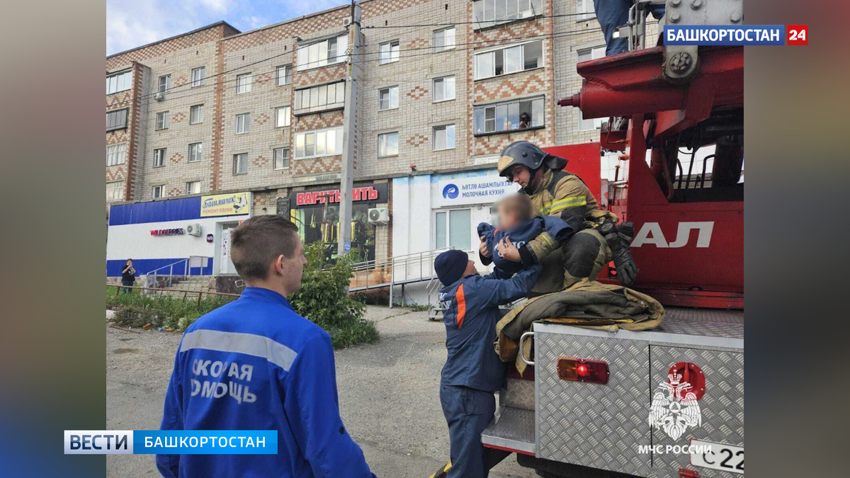    В Башкортостане пожарные сняли с крыши магазина ребенка