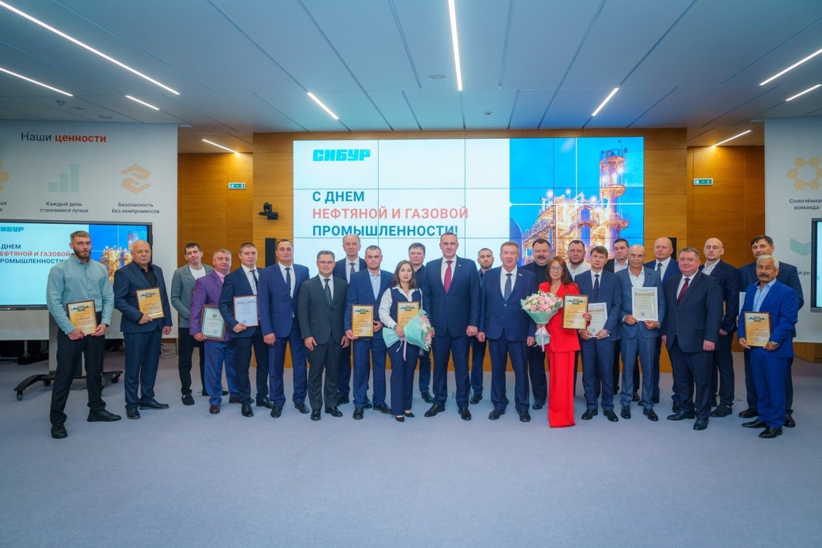    Руслан Кухарук вручил работникам СИБУРа окружные награды и благодарности Минэнерго РФ