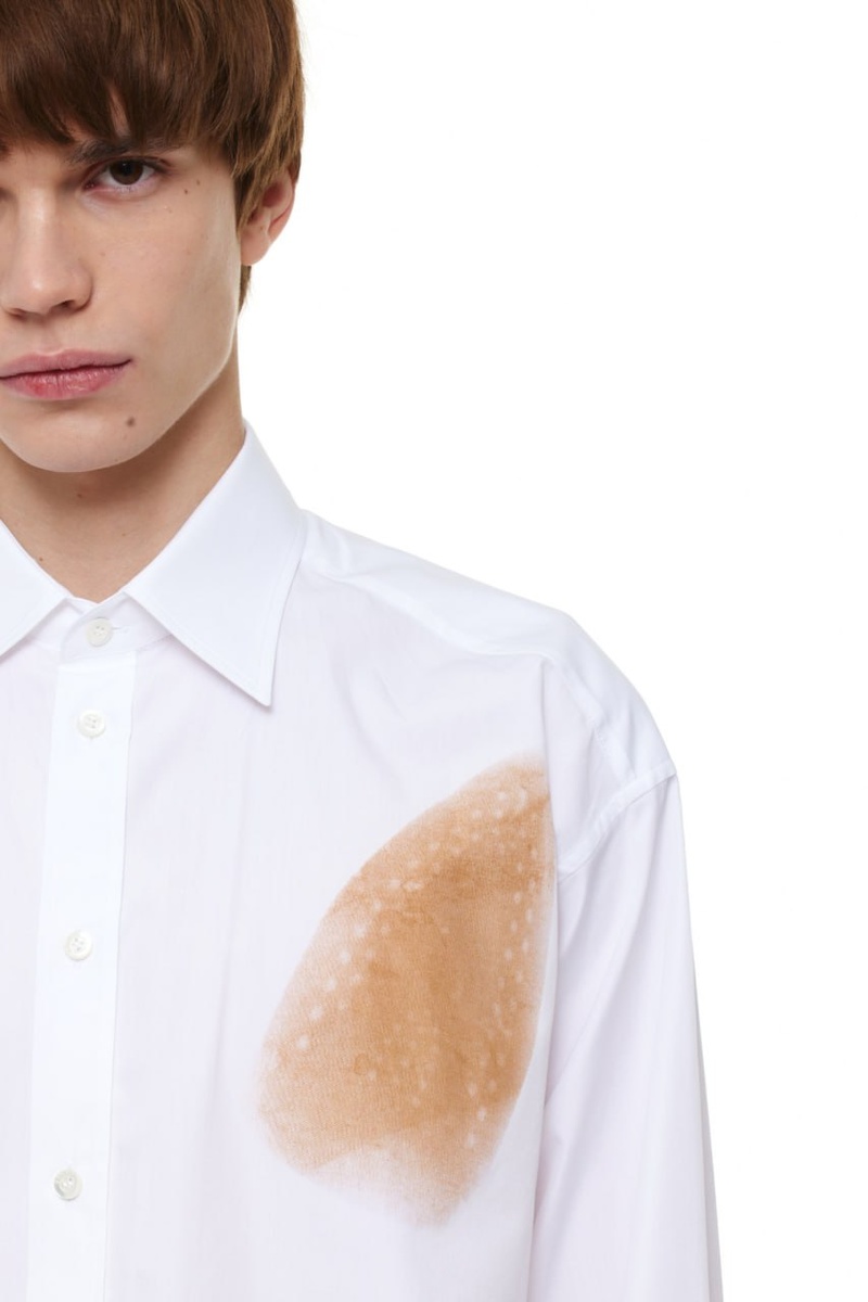 Moschino выпустил рубашку с принтом в виде пятна от утюга за 78 600₽