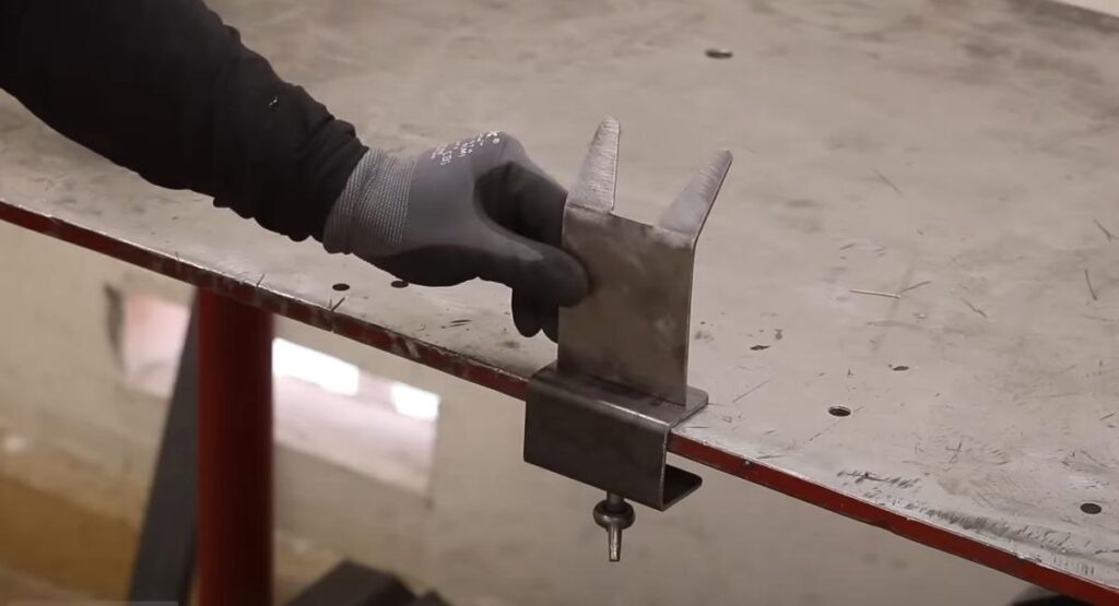 Обратите внимание: верхняя часть металлической пластины уже согнута под углом около 45 градусов