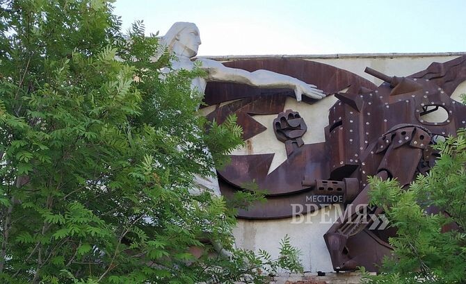    В Нижневартовске автор обновит горельеф «Война и мир» через 38 лет после его создания