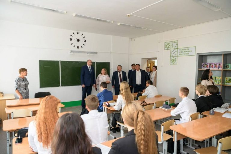    Евгений Солнцев пообещал поддержку Пономарёвской школе в ремонте и оснащении Оренбуржье