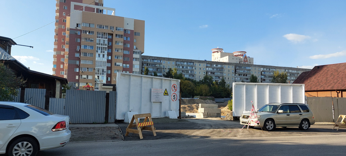 Быстро сделали удобный заасфальтированый съезд между двух частных домов и внутри огромная стойплощадка и уже огромный котлован, и вырыты места под пару кранов и прочее. Парень сказл, что дом будет 16 этажей. В общем эта часть города уже потеряла напрочь свой первоначальный вид. Кто уехал даже лет 10 назад, мало что увидит знакомого из зданий.