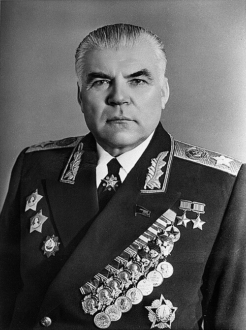 Родион Яковлевич Малиновский (11 (23) ноября 1898 (по документам) / 10 (22) ноября 1898 (по метрической книге), Одесса, Одесский уезд, Херсонская губерния, Российская империя — 31 марта 1967, Москва, РСФСР, СССР) — советский военачальник и государственный деятель, Маршал Советского Союза (1944), дважды Герой Советского Союза (1945, 1958), кавалер Ордена «Победа» (1945). Министр обороны СССР (1957—1967)