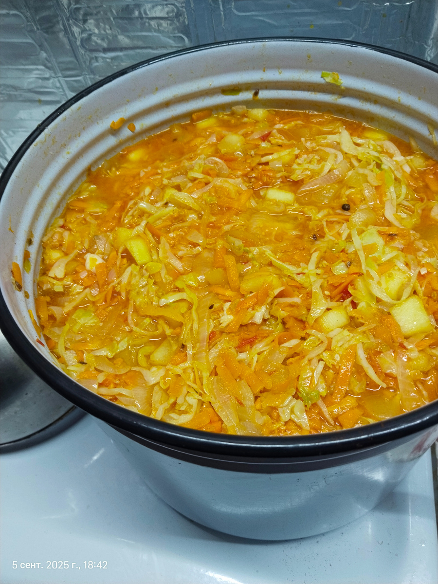 Когда уже всё добавлено, кроме приправ и лука... Фото из личного архива 