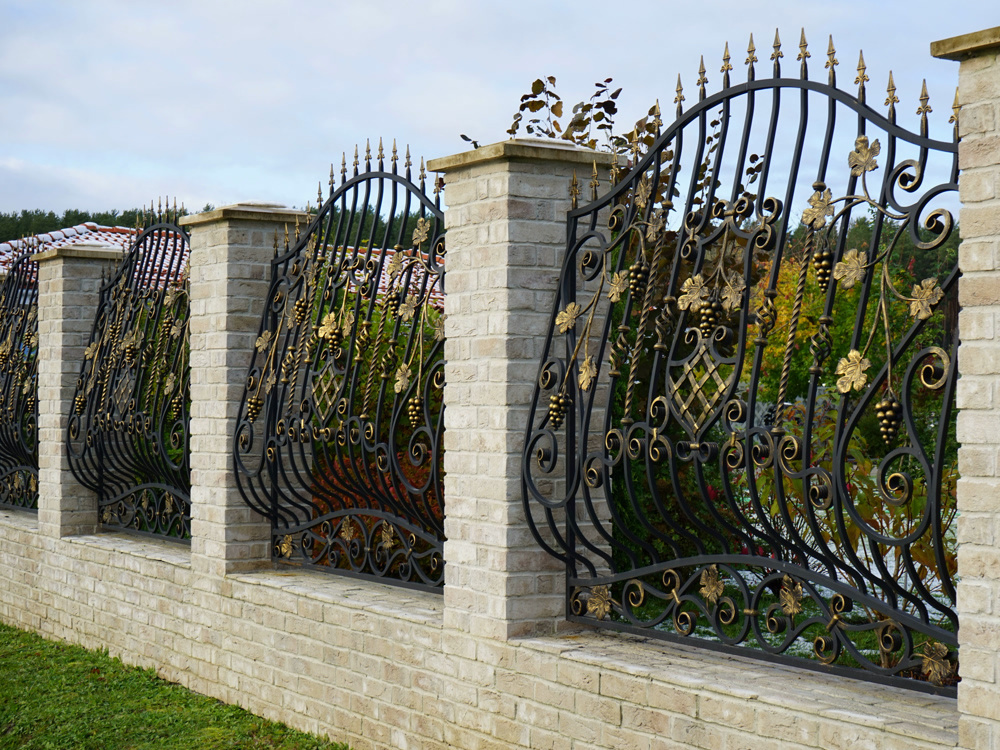 Кованый забор в Ленинградской области