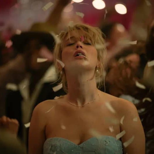     Дженнифер Лоуренс ведет себя безумно на глазах у Роберта Паттинсона в трейлере «Умри, любовь моя»