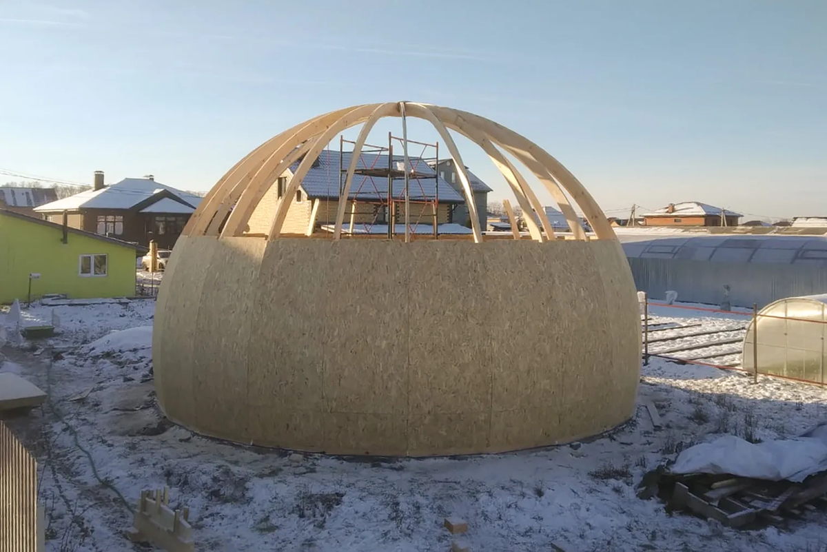 Сборка клееного каркаса диаметром 9,4 м. В качестве обшивки здесь ОСП , также это может быть фанера