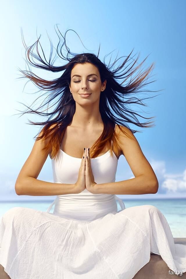 Дословный перевод namast é (произносится Нах-ма-пребывание ) : «Я преклоняюсь перед вами.» 1  Имя означает «поклон», t é означает «вам», а буква «s» соединяет слова. Он используется как вежливое приветствие, а также как средство сказать «спасибо». В классах йоги для учителей и учеников стало традицией обмениваться намастэ в конце урока в знак взаимного уважения.

Намасте в йоге
В Индии санскритское приветствие намасте и его вариант намаскар (на хинди означает «Я преклоняюсь перед светом в тебе») используются в повседневной беседе. Так люди обычно приветствуют друг друга на улице. Обычно они делают это, прижав ладони к сердцу, а затем кивают головой.

На западе намасте часто используется в занятиях йогой для обозначения благодарности и уважения. В конце урока йоги учитель обычно приводит класс в сидячее положение после шавасаны . Иногда это время используется как время для короткого сатсанга (обучения) или медитации, в зависимости от типа йоги .

Традиционное закрытие практики йоги
После того, как класс официально закрывается (часто группа повторяет три ома в унисон), учитель произносит «намасте» и кланяется ученикам. Они отвечают тем же, склонив головы, сложив ладони вместе в Анджали мудре в области сердца или третьего глаза (середина лба).

Иногда каждый будет продолжать поклон, наклоняясь вперед из положения со скрещенными ногами, пока их руки или лоб не коснутся пола. Дальнейший поклон указывает на глубокую признательность учителю. (Это вопрос личных предпочтений; вы никого не обидите, если решите не кланяться или не сможете кланяться до пола.)

Учить друг друга
Ваш учитель может захотеть немного уточнить основное значение намасте. К ним относятся такие высказывания, как «свет во мне почитает свет в вас» или «учитель во мне кланяется учителю в вас». Подобные расширенные интерпретации подтверждают, что, хотя вы пришли учиться у учителя, учитель также чему-то научился, проводя с вами время. 