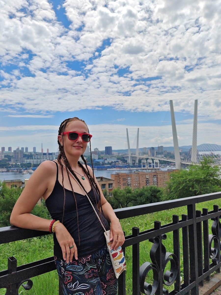 На фоне Золотого моста и бухты Золотой Рог 