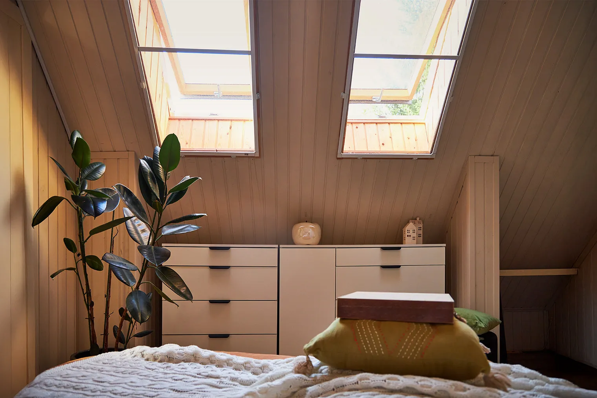 На мансарде не обойтись без штор. Через окна в крыше попадает еще больше света, чем через обычные. Фотография: Julie julie / Shutterstock / FOTODOM