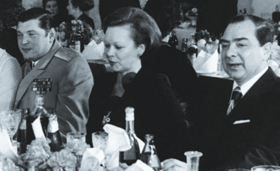 Юрий Леонидович (справа) за праздничным столом.