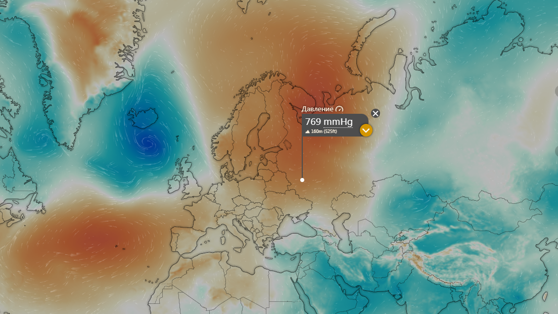 Центр громадного антициклона оказался над Белым морем и в Калуге наконец-то подул восточный ветер (положение города отмечено белой точкой). Это произошло 7 сентября.