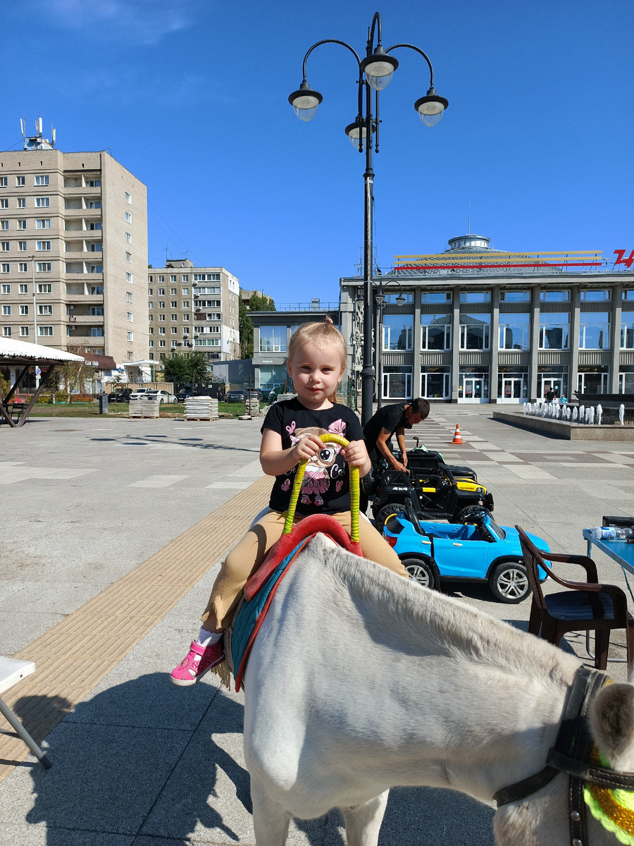 Пока ждём садика, катаемся на лошадке)