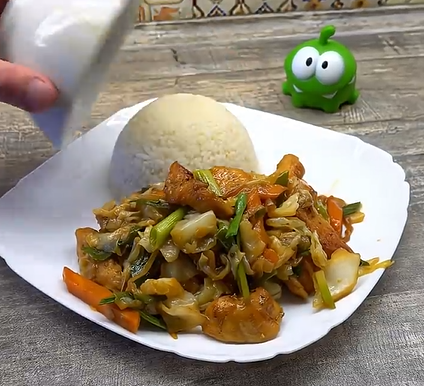 Курица, которая удивит вкусом: простой рецепт с капустой и соусами