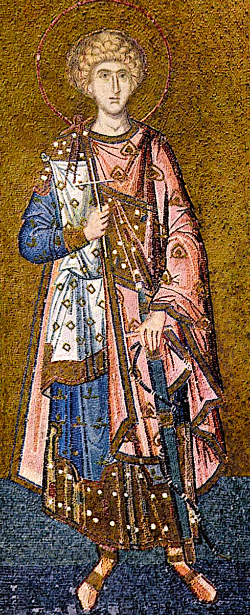 Мученик, одетый в розовый
Розовый цвет занимает более заметное место в византийском искусстве по сравнению с западным. Он часто встречается в мозаиках и иллюминированных рукописях, одевая ключевых персонажей – как мужчин, так и женщин. Среди них – императоры, чиновники, божественные фигуры, святые, мученики и избранные. Вероятно, это связано с подражанием роскошным шелкам, поступавшим из Сасанидской империи, Индии и Китая, для которых розовый, возможно, был предпочтительным оттенком.
Мученик, мозаика в византийской церкви Святого Спасителя в Хоре, 1315-20. Стамбул.