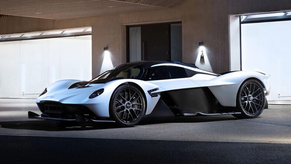 В продаже появился гиперкар Aston Martin Valkyrie Даниэля Риккардо