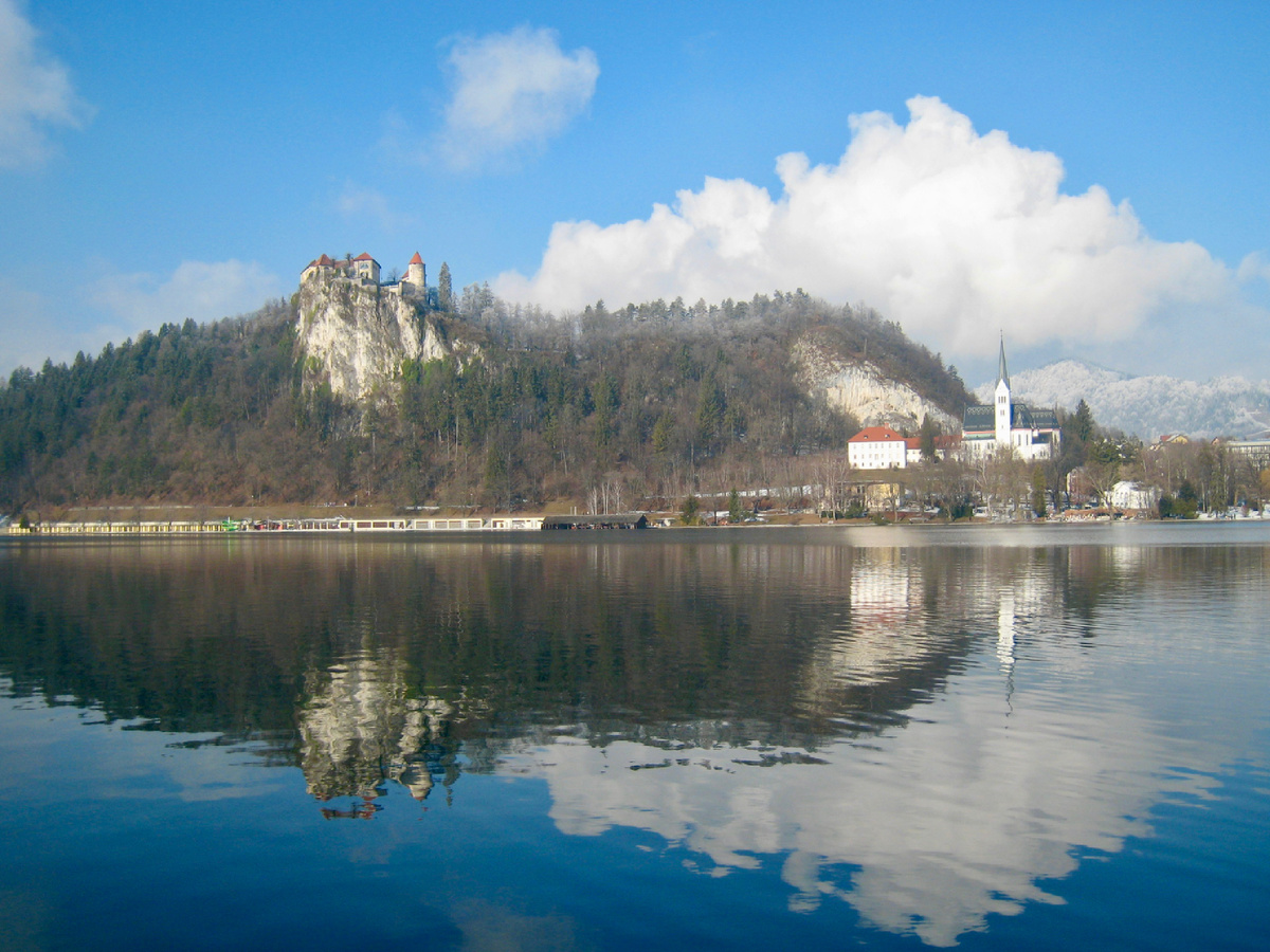 Это первое, что я увидела утром из окна. Фото автора на озере Блед 