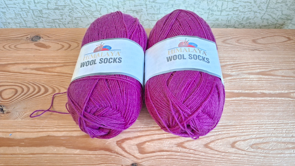 Два мотка пряжи по 100г.